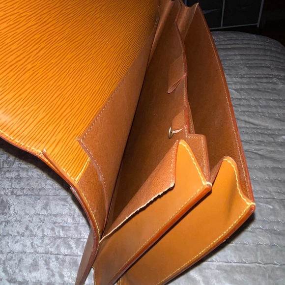 Louis Vuitton Preloved Epi leather briefcase needs some attention good condition - Picture 9 of 16